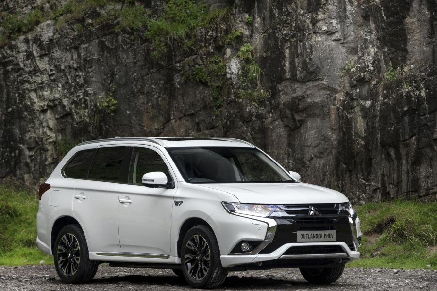  Mitsubishi Outlander PHEV 2015 года  (UK) (фото 24 из 31)